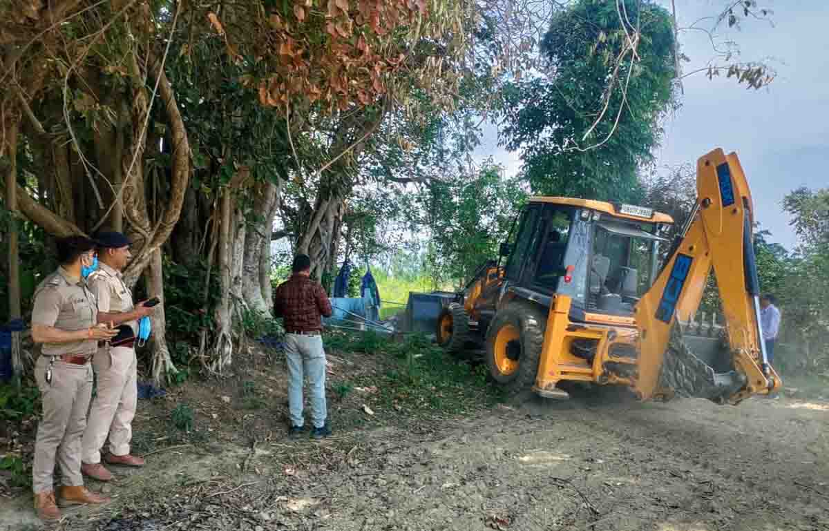 Doon Police Demolish Over Huts And Mazars From Government Land