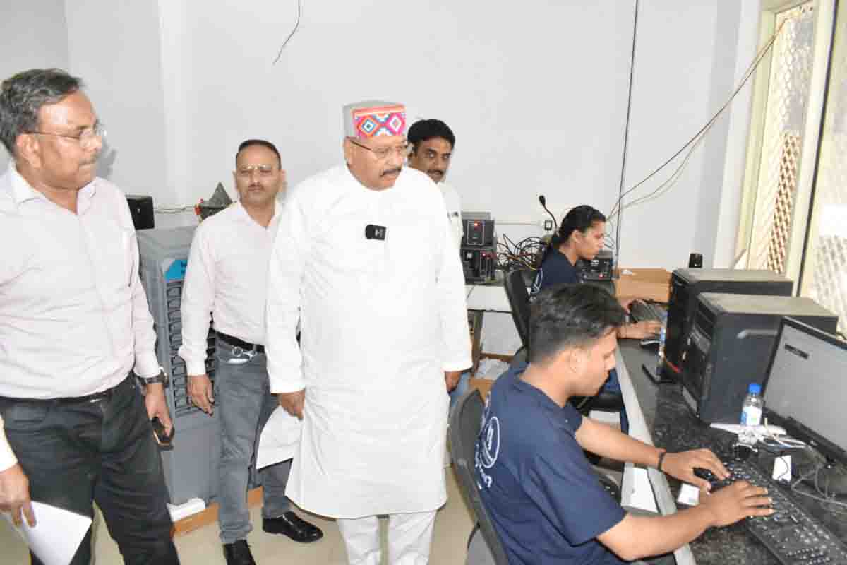 Maharaj Conducts Surprise Inspection Of Yatra Registration Centre