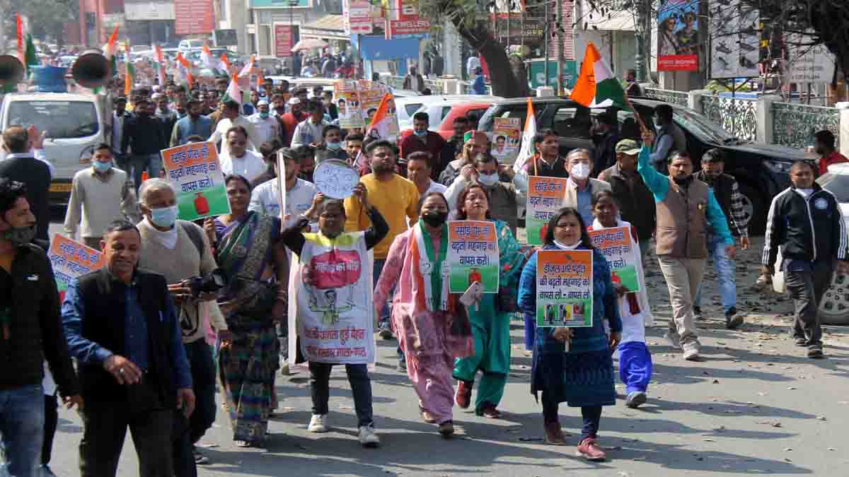 Resenting rising prices, Cong holds state-wide protests