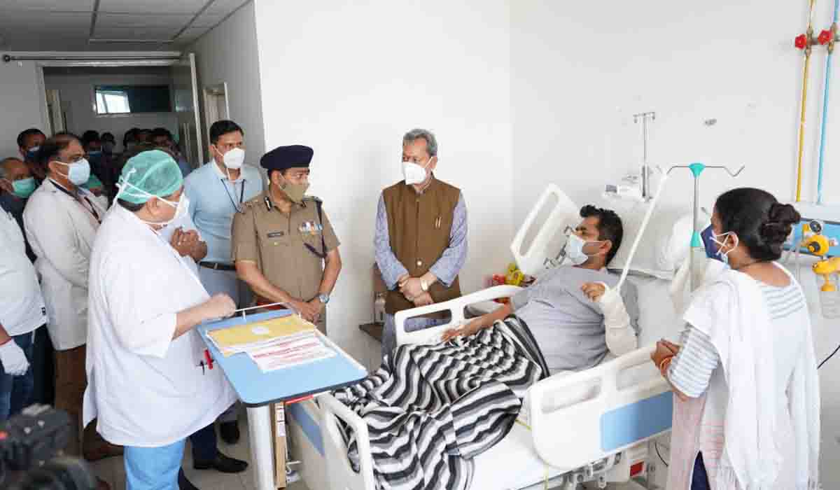 CM pays visit to his ailing security personnel in hospital