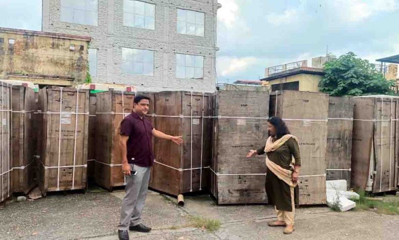 Medical equipment rusting in open in Doon