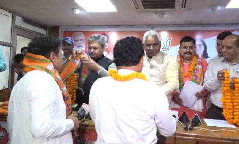 AAP members hop in to BJP