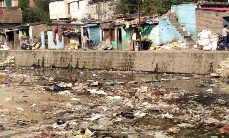 ‘Govt should focus on rehab of slum dwellers instead of victimising them for political gains’
