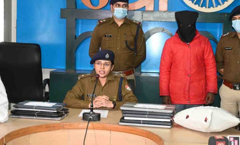 Police nab gang member with stolen antique items and 10 laptops