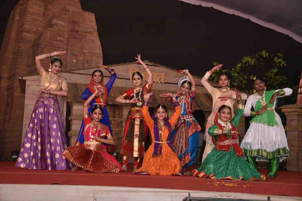 Various performances enthrall visitors in Virasat