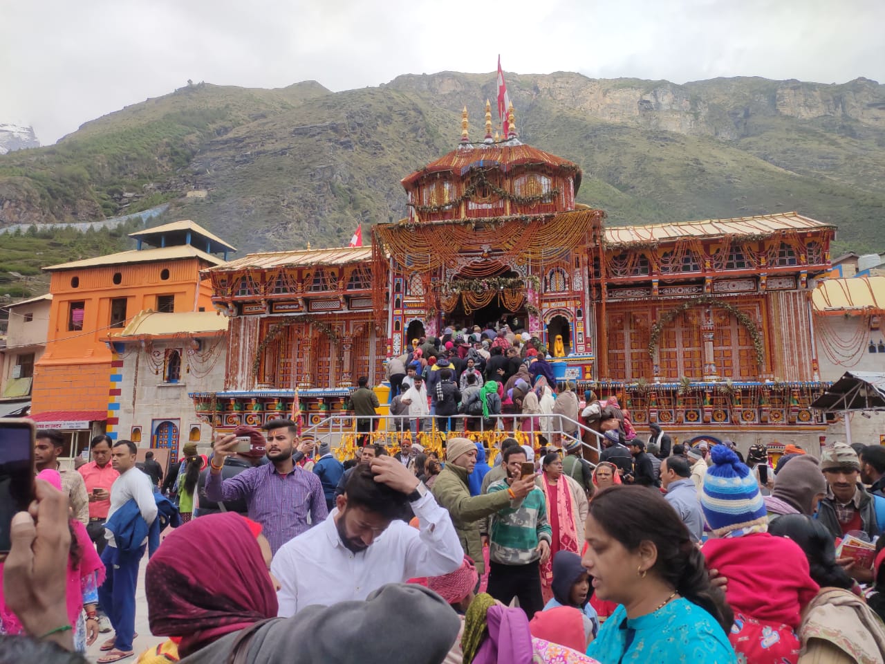 About 4 lakh pilgrims visit Badrinath & Kedarnath so far - Pioneer Edge ...