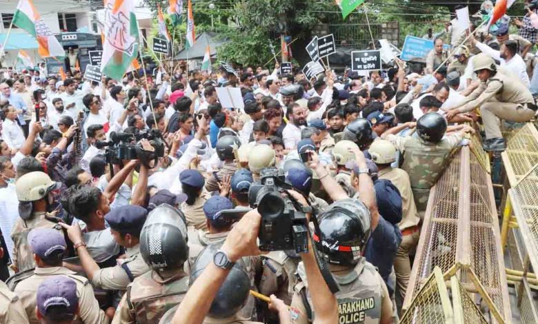 Congress rallies to Raj Bhawan against ED action