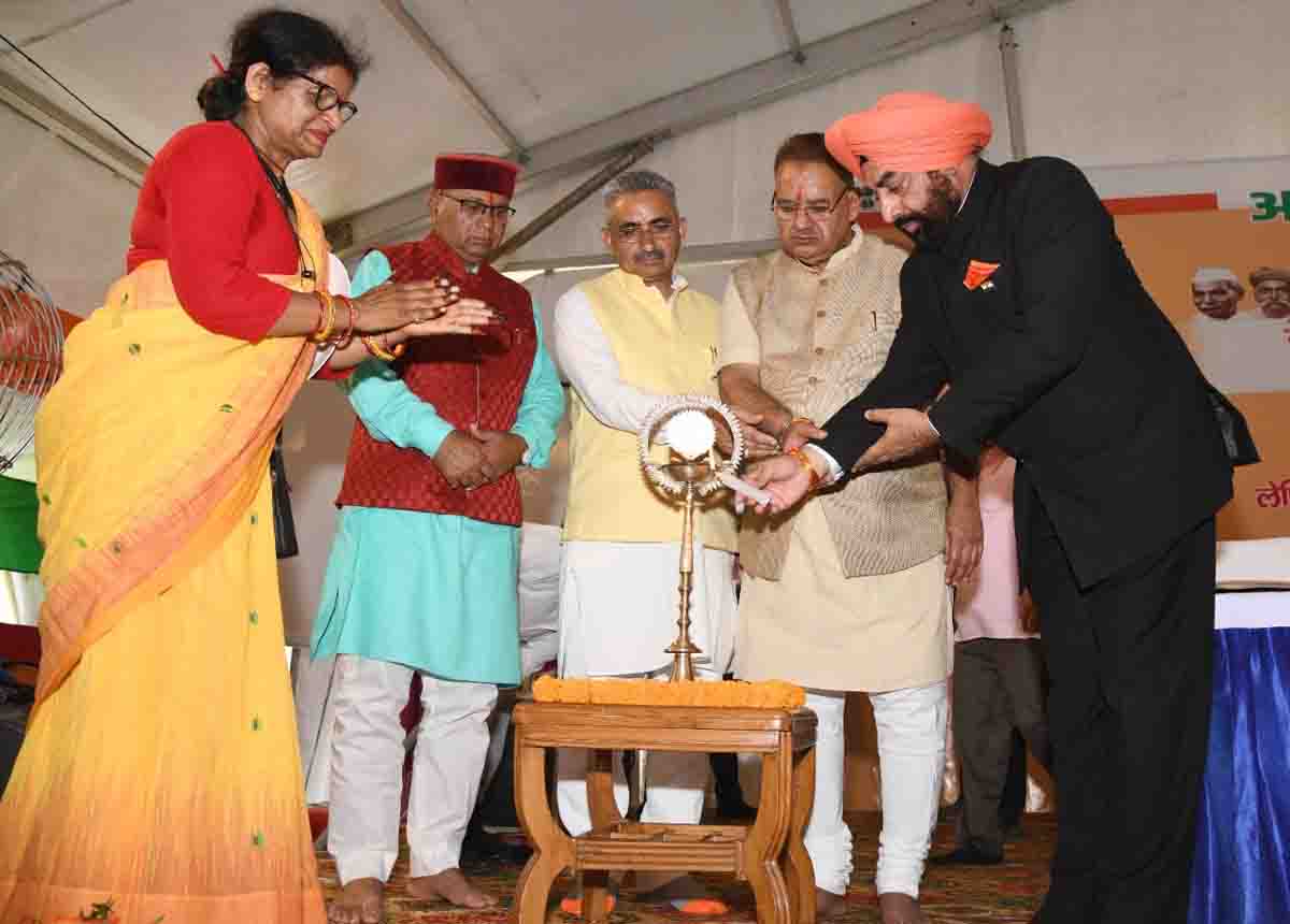 Governor inaugurates photo exhibition