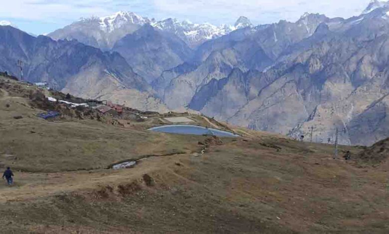 Absence of snowfall disappoint tourists visiting Auli