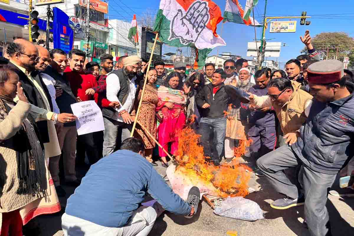 Congress protests Minister Joshi’s remark on Gandhi family