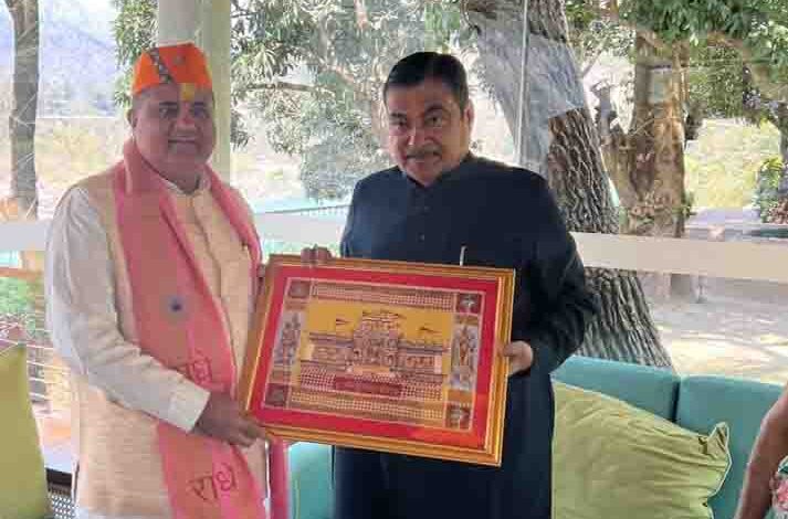 Bhatt invites Gadkari to Char Dham Yatra