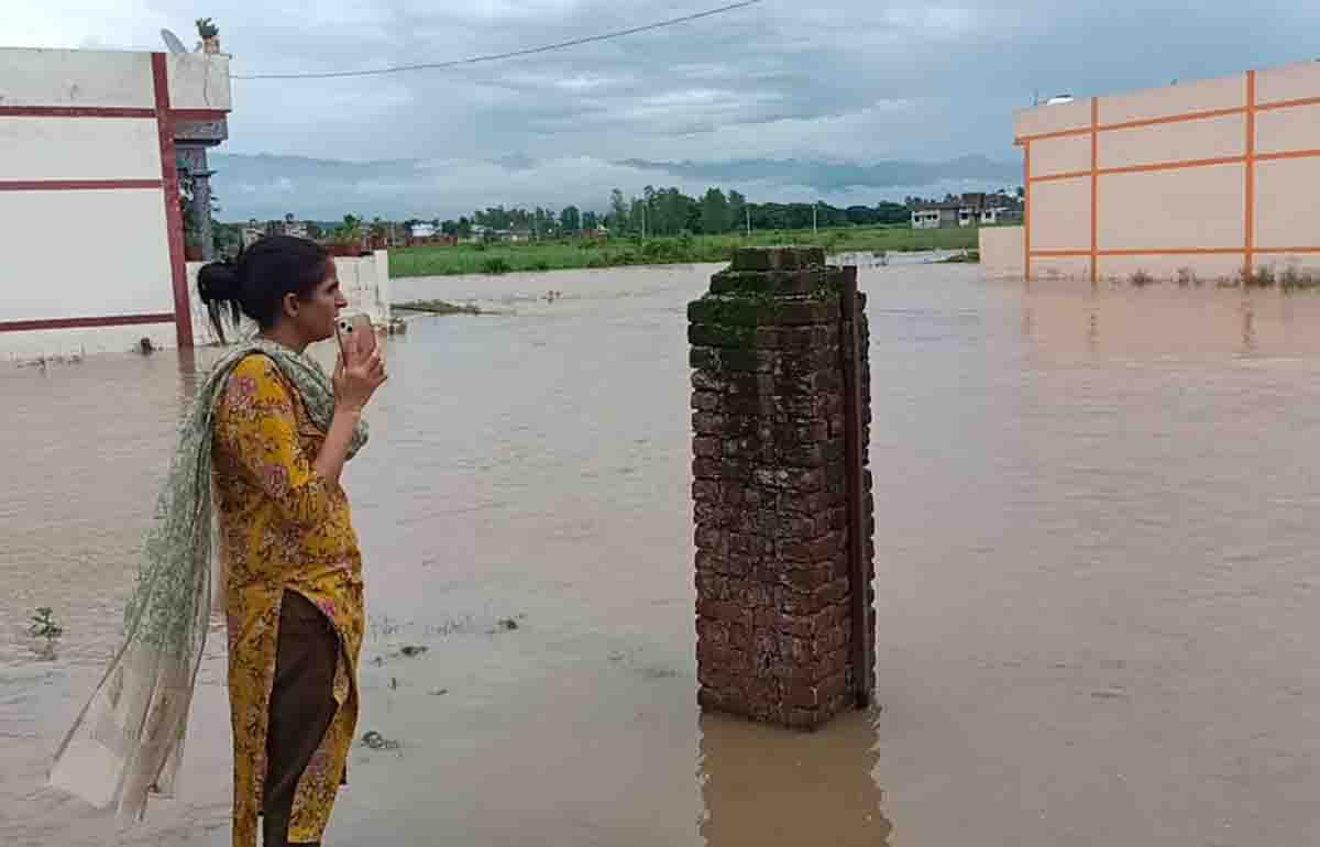 DM orders shifting of people living near rivers to safer places