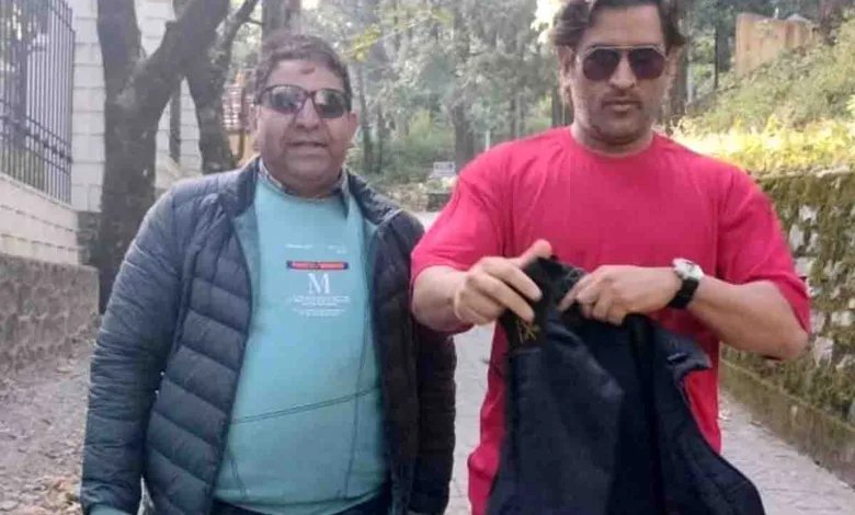 MS Dhoni with an admirer in Nainital