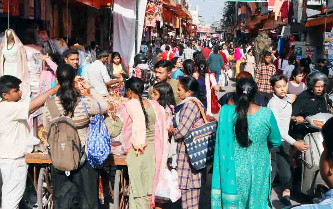 Roadside stalls during Deepawali affect traffic in markets