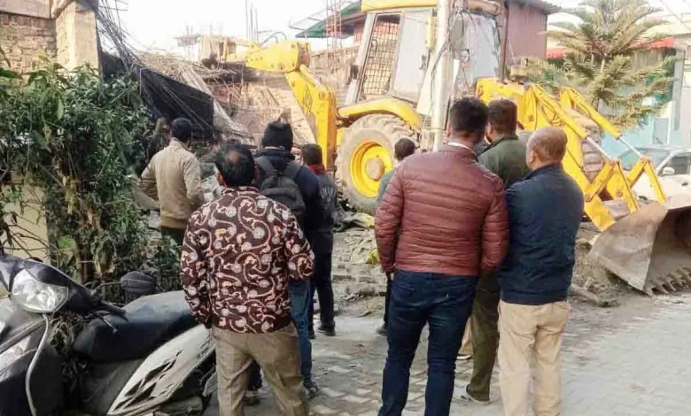 MCD demolishes encroachments from government land