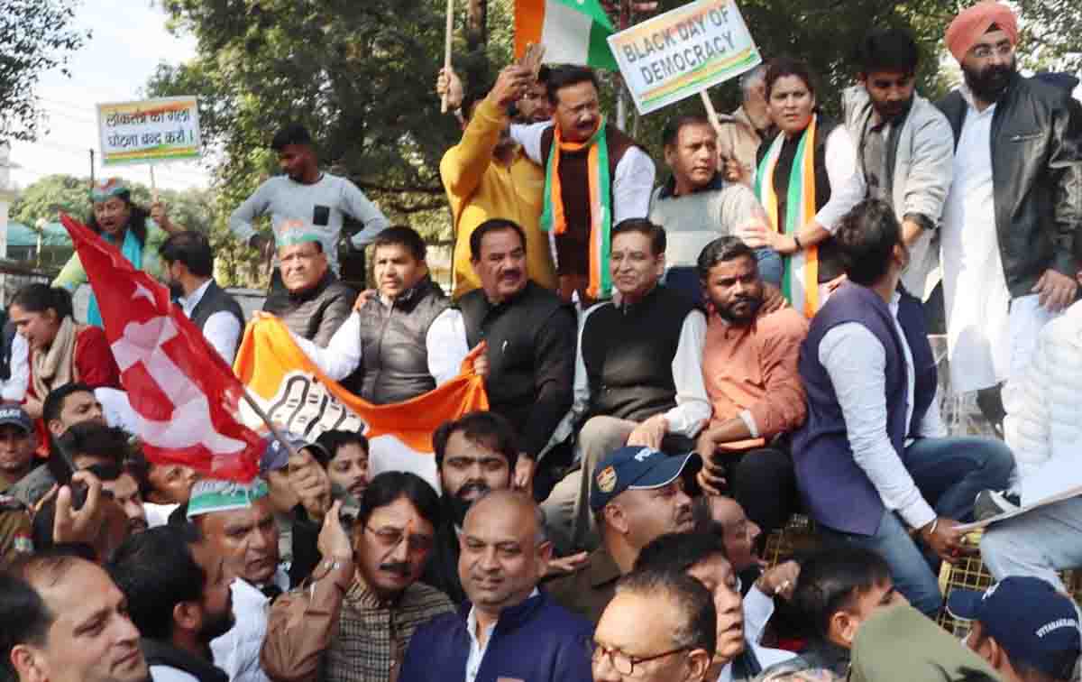 U’khand Congress holds protest in Doon against suspension of MPs