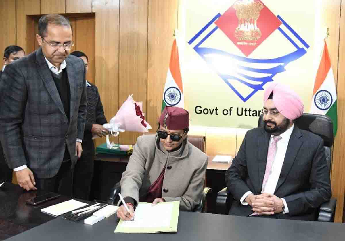 First woman CS Radha Raturi takes charge of U’khand administration ...