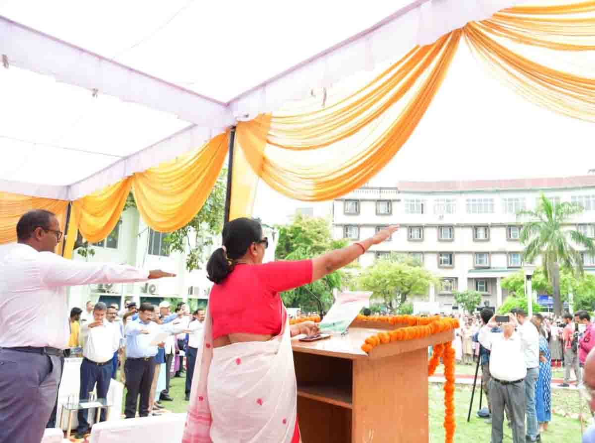 CS administers pledge to vote to secretariat employees