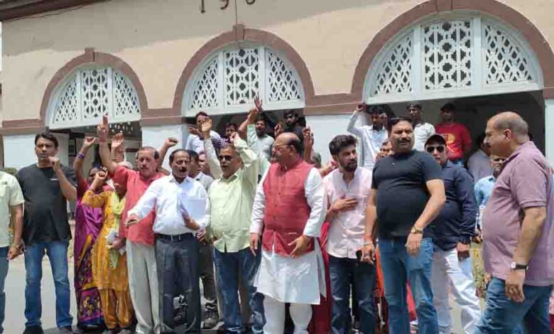 Congress supports slum dwellers, claims to approach HC against MCD