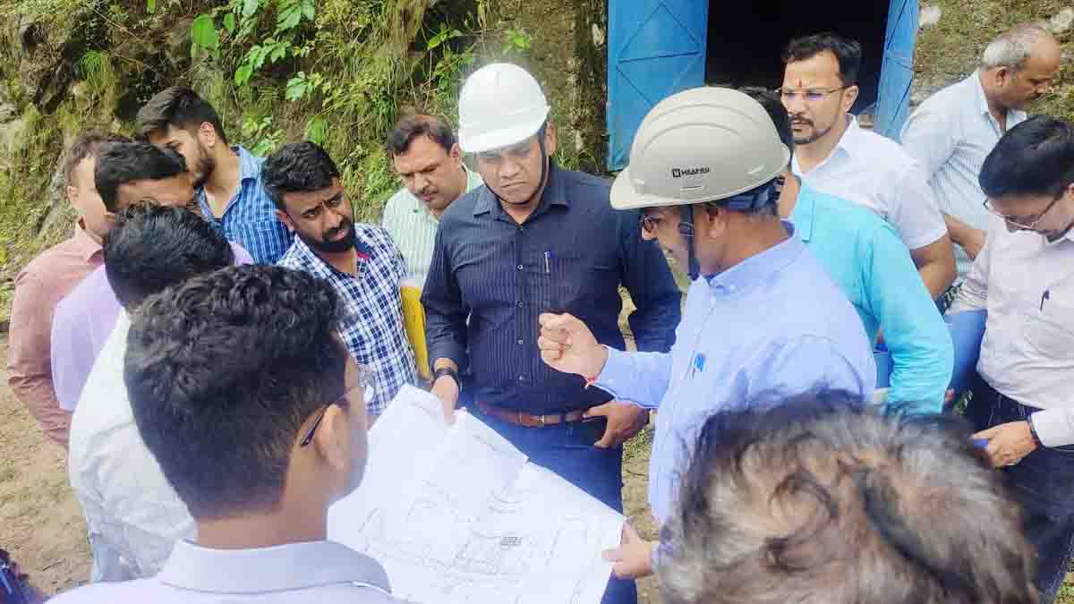 Irrigation secretary inspects Jamrani dam project