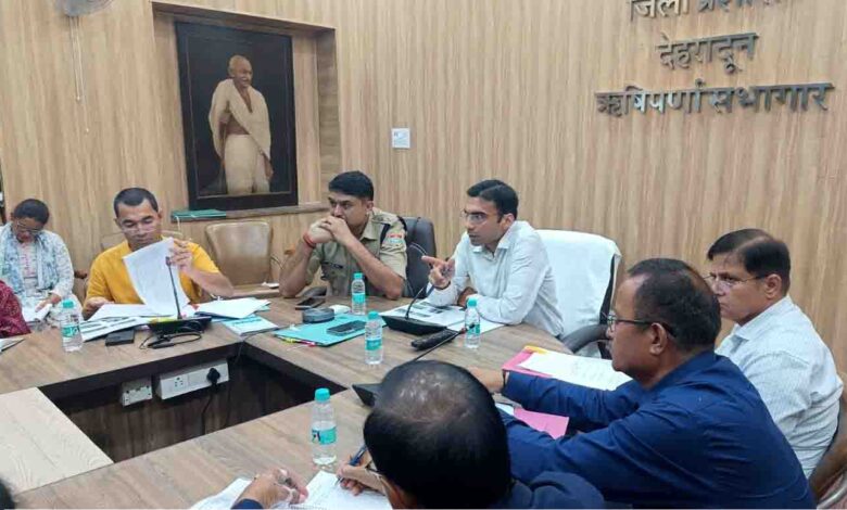 DM slams departments for laxity in clearing encroachments in Dehradun