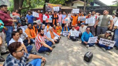 VHP protests against Bengal violence, seeks President’s rule