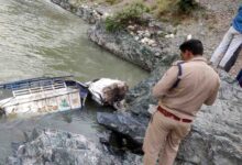 pickup falls down mountainside into Yamuna at Damta