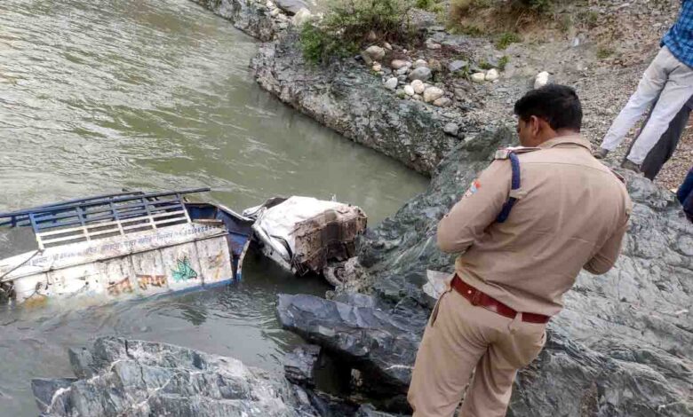 pickup falls down mountainside into Yamuna at Damta