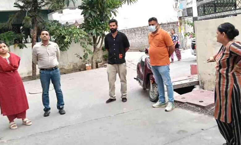 MCD claims 81 per cent rise in door-to-door garbage collection CUG number to be assigned to each vehicle from June PIONEER NEWS SERVICE/Dehradun The Municipal Corporation of Dehradun (MCD) has significantly improved its door-to-door garbage collection service, increasing coverage from about 55 per cent in February to 81 per cent this month, the municipal commissioner Namami Bansal said. During a Press conference on Wednesday, she stated that the MCD now directly manages garbage collection in 67 wards and a fleet of 140 to 150 vehicles currently serves 100 wards. Each vehicle is staffed by two drivers and two helpers and 78 supervisors oversee sanitation across these areas. Bansal said that to enhance coordination, the MCD will assign a Closed User Group (CUG) number to every garbage collection vehicle starting June 1. This initiative will help residents communicate directly with drivers to confirm collection timings. “During a field inspection on Wednesday, many locals shared that they often miss garbage pickup due to the absence of fixed vehicle timings. By assigning a CUG number to each vehicle, we aim to solve this issue,” the commissioner said. She also acknowledged that in areas with ongoing construction, collection vehicles face difficulty accessing inner lanes. In such cases, the MCD has urged residents to bring their garbage to the main road where vehicles can reach. Bansal stated that the corporation has made a great progress from 55 per cent to 81 per cent door to door collection in just a few months and is working efficiently to achieve 100 per cent coverage soon.
