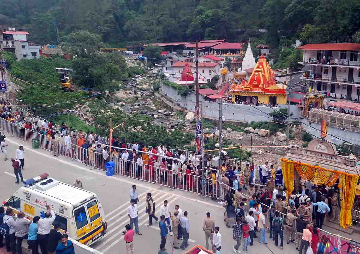 Devotees throng Kainchi Dham on foundation day