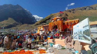 Badrinath decked up in 10 quintals of flowers