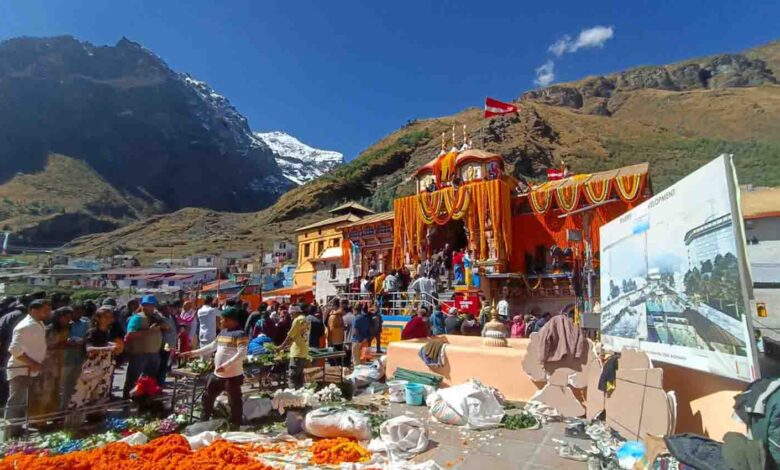 Badrinath decked up in 10 quintals of flowers