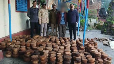 Dunda police nab 2 Kanjal wood smugglers along with 597 pieces of wood