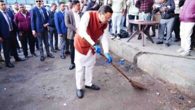 CM conducts surprise inspection at ISBT, picks up broom after seeing trash