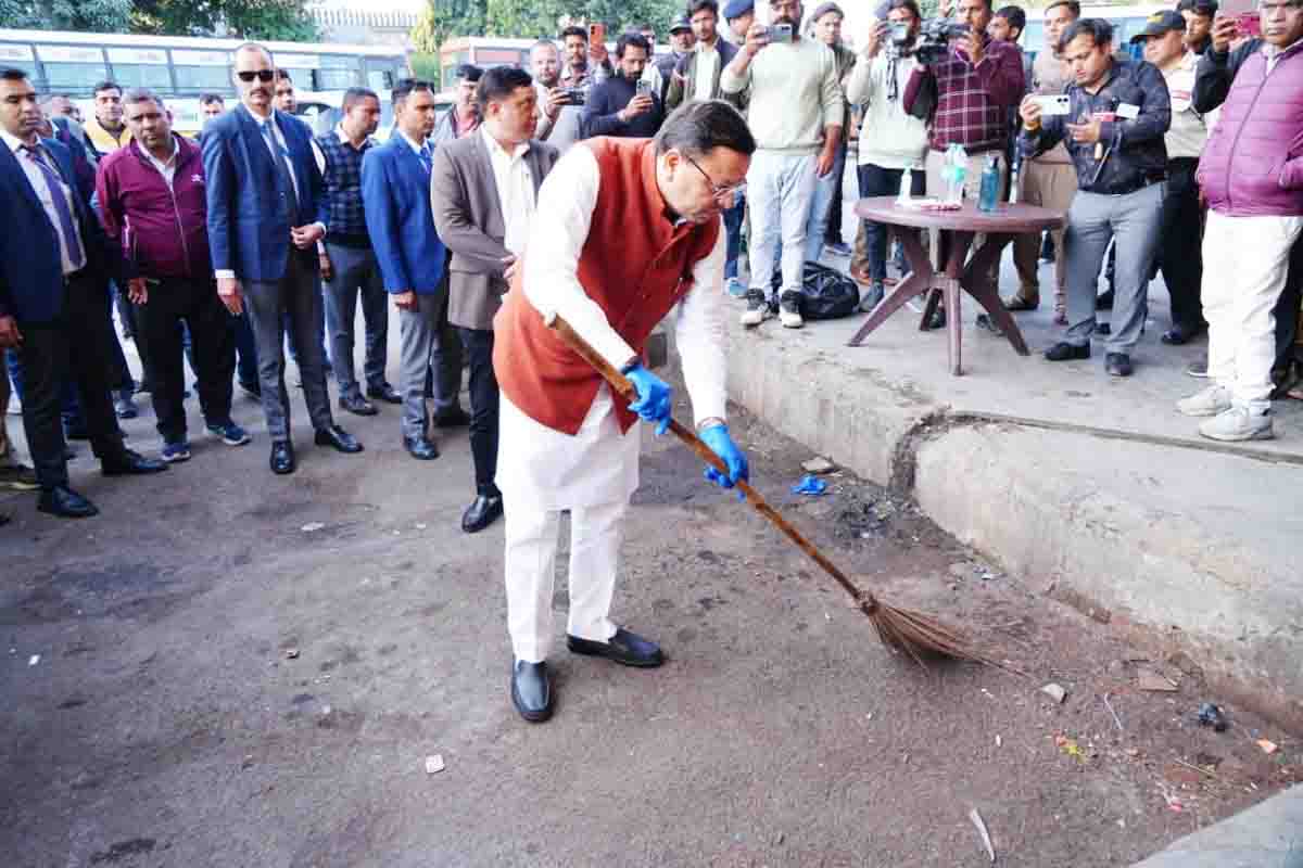 CM conducts surprise inspection at ISBT, picks up broom after seeing trash