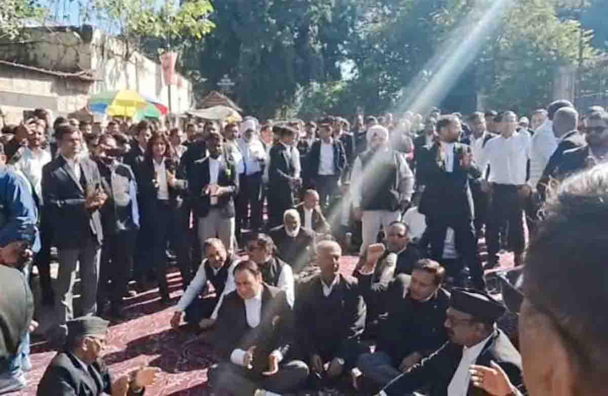 Lawyers protest over space shortage at Dehradun court complex