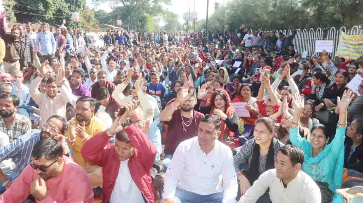 UPNL workers protest in support of demands