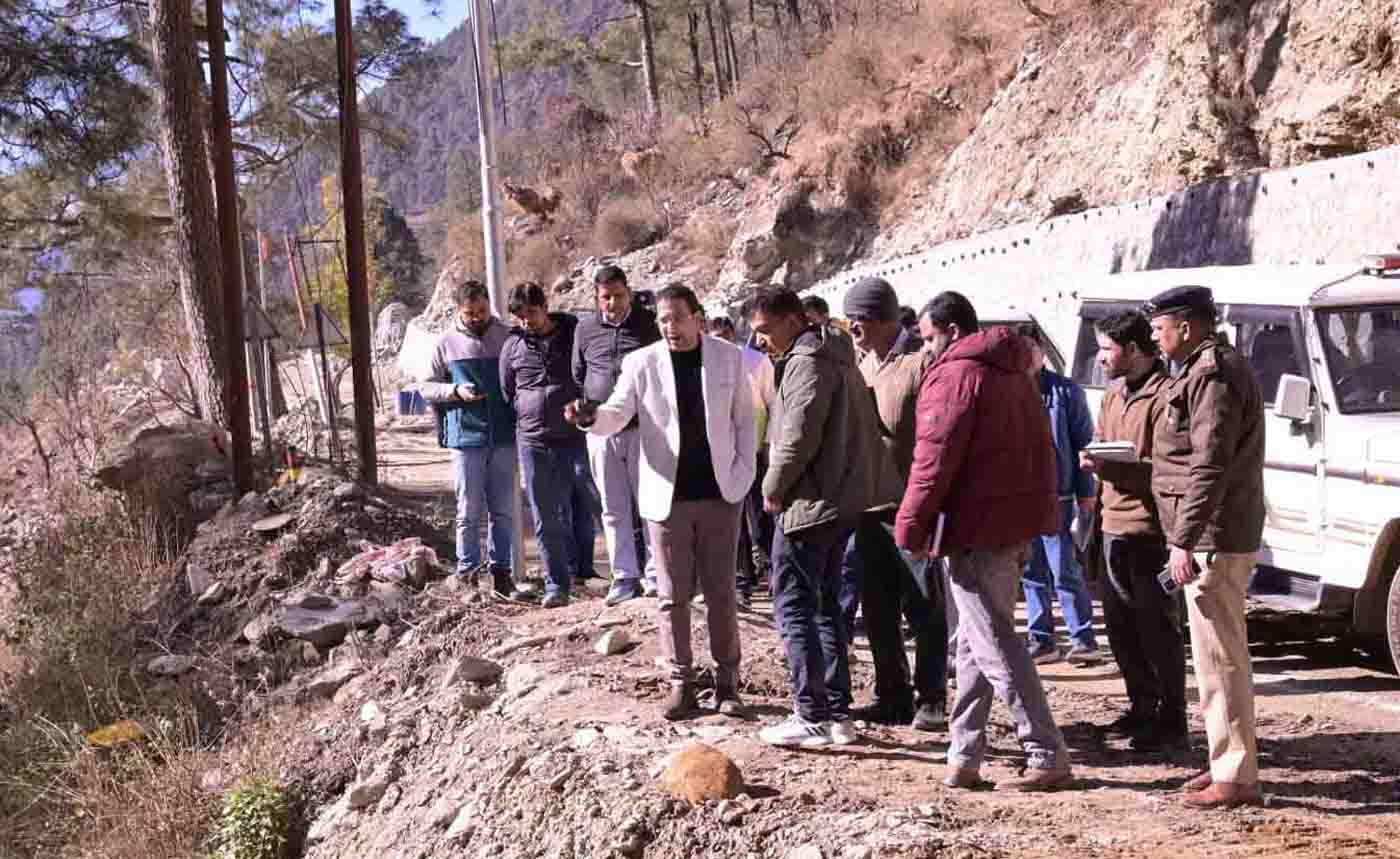 Char Dham yatra- DM inspectes road