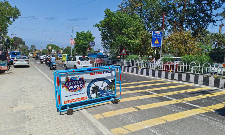 Barricades finally installed at 'head-on collision point' in Mohabewala