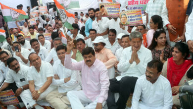 Congress stages dharna outside VS on women reservation