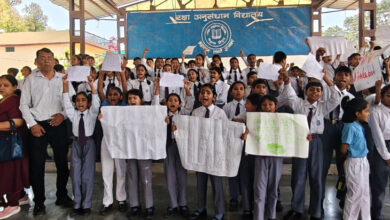 Parents & students protest after change in management of DRDO-run school PIONEER NEWS SERVICE/Dehradun A protest was held at the Defence Research and Development Organisation (DRDO) run Raksha Anusandhan Vidyalaya (RAV) in Sundarwala area of Raipur on Thursday morning after students, parents and teachers found that the school management had been transferred to another body and new staff taking charge on short notice. The school, which has been functioning under the DRDO Educational Society for years, saw angry scenes at its gate as existing staff alleged that they were not allowed to enter the premises. Even the principal was reportedly stopped at the entrance for some time. Bouncers were deployed at the gate as the situation turned tense. Students and parents gathered outside the campus and protested what they described as an “overnight privatisation” of the school. Some students also removed the newly installed DAV banner and raised slogans, saying that they did not want the school to be handed over to a private institution. Parents said that they had received no prior information about the change in management. Archana Sharma, whose child studies in class VI, said that the decision had left families worried. “We came to know about the change only when the children reached school in the morning. A decision like this in the middle of the academic session creates uncertainty about studies and fees,” she said. Some students also alleged that the inappropriate behaviour by members of the new staff. Teacher Rajeev Pathak said that they had already challenged the proposed handover process in the Delhi High Court in November 2025 after learning about plans to invite private institutions to run the school. He questioned how the transition could take place while the matter was still pending in court. Established in 1993, the RAV mainly caters to children of DRDO employees and families from economically weaker sections. Around 150 students are currently enrolled in the school. DRDO officials visited the campus later in the day to assess the situation. The new principal Rajat Dusseja stated that the management change was aimed at improving the school. He assured that better facilities, including sports infrastructure and qualified staff, would be introduced. He also stated that there would be no immediate changes in uniform or books and that reforms would be implemented gradually.