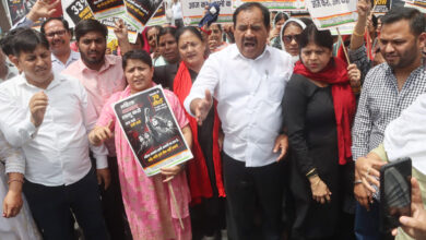 Mahila Congress marches to Assembly over 33% reservation demand