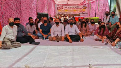 Protest at ATS colony gate over alleged harassment by builder