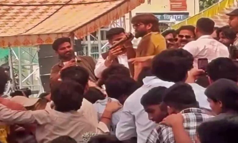Singer apologises after swearing at college event, police issue notice