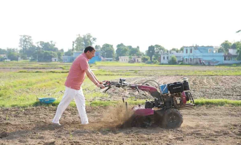 To boost organic farming, CM tills with cow dung as manure