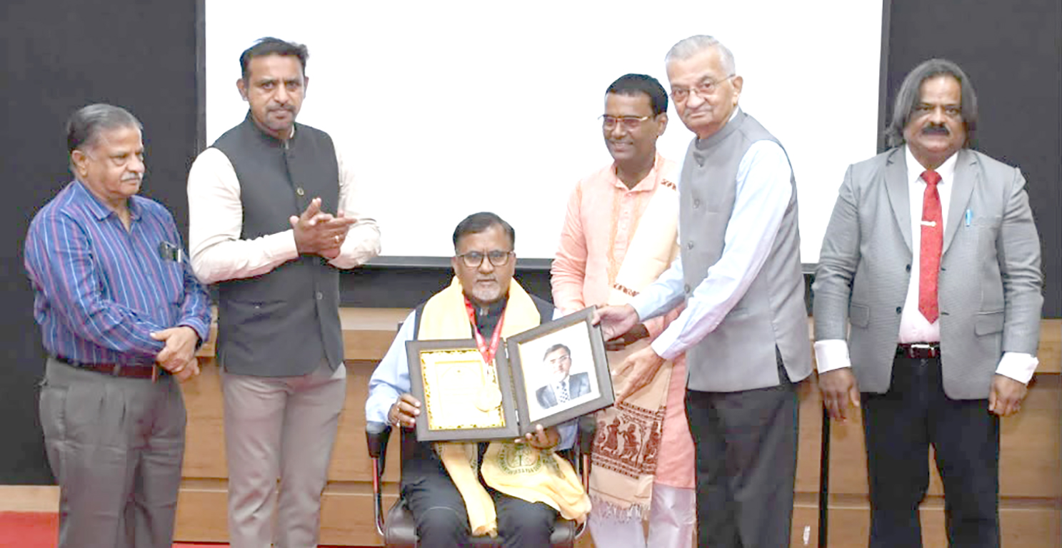 KU VC receives CRS Leadership Award