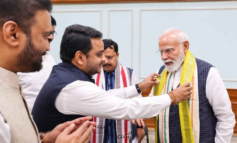 Chintakayala gifts Mangalagiri shawl to PM on National Handloom Day