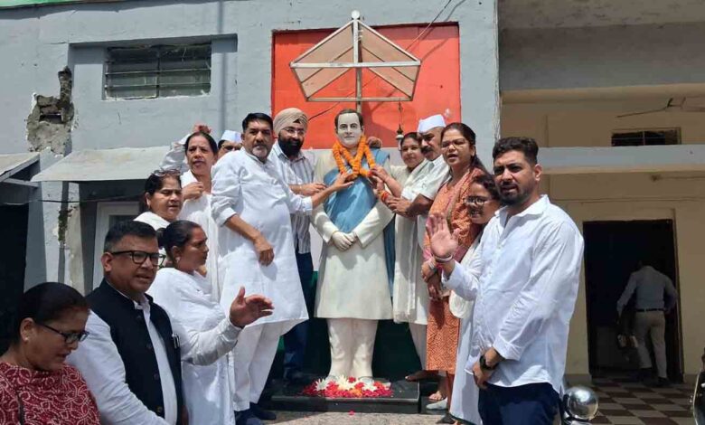 Tributes paid to former PM Rajiv Gandhi on birth anniversary