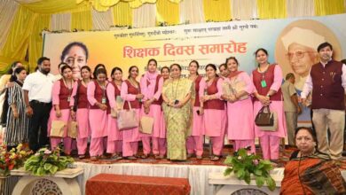 Khanduri felicitates teachers, recalls her days as teacher