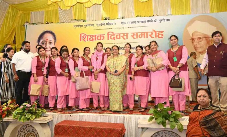 Khanduri felicitates teachers, recalls her days as teacher